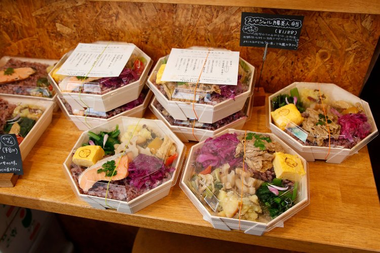 現在も入り口で弁当を販売。