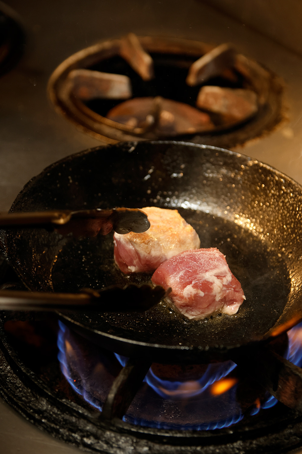 肉のローストではフライパンで焼き目を付けてからオーブンで仕上げる。