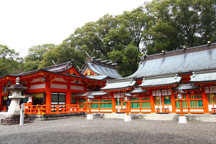 朱塗りの社殿が映える。