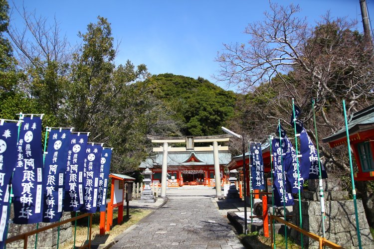 阿須賀神社。背後にそびえるのが蓬莱山。