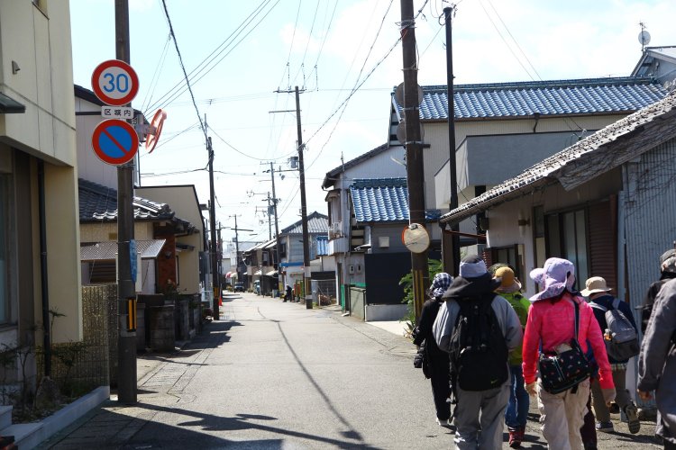 住宅地を歩く。