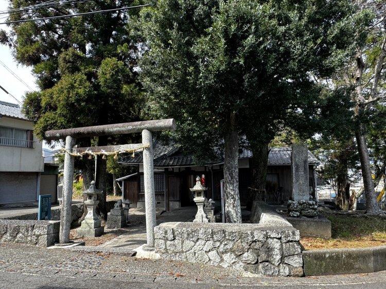 小さいながらも社がある浜王子。