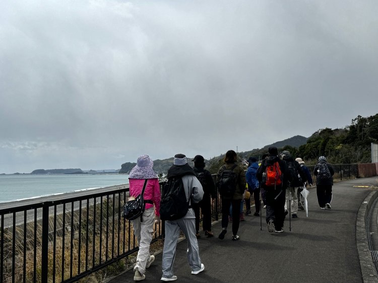 左側に海を見ながら。