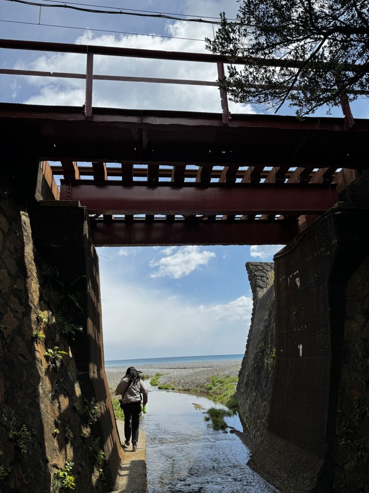 高架下をくぐって王子ヶ浜に出る。