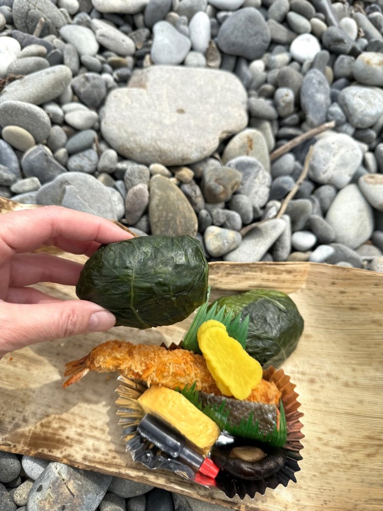 『おむすび一郎』の古道弁当（要予約）。めはり寿司は中にも刻んだ高菜が入っていた。