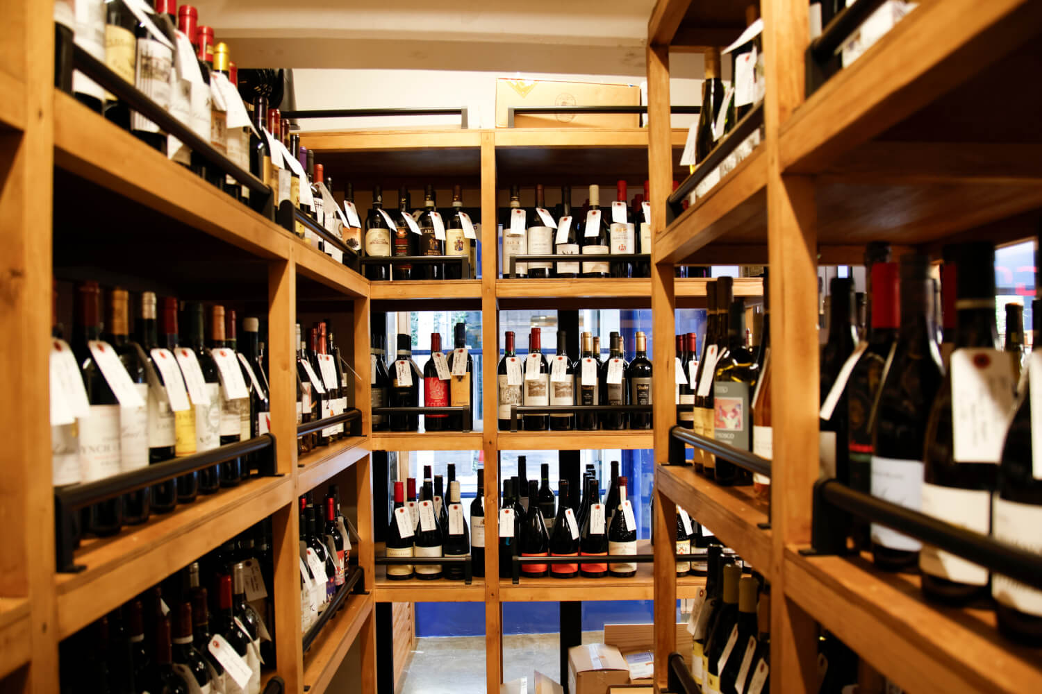 物販エリアで購入したワインはレストランに持ち込み可（抜栓料なし）。