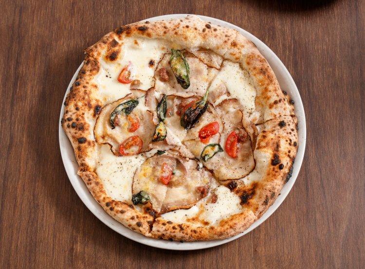 ランチのPizza & Drink setは1500円～。ピザをAnimAにした場合+300円。また、ランチセットにはドリンクが付き、コーヒー、紅茶などから選べ、アイスカフェラテは+100円。