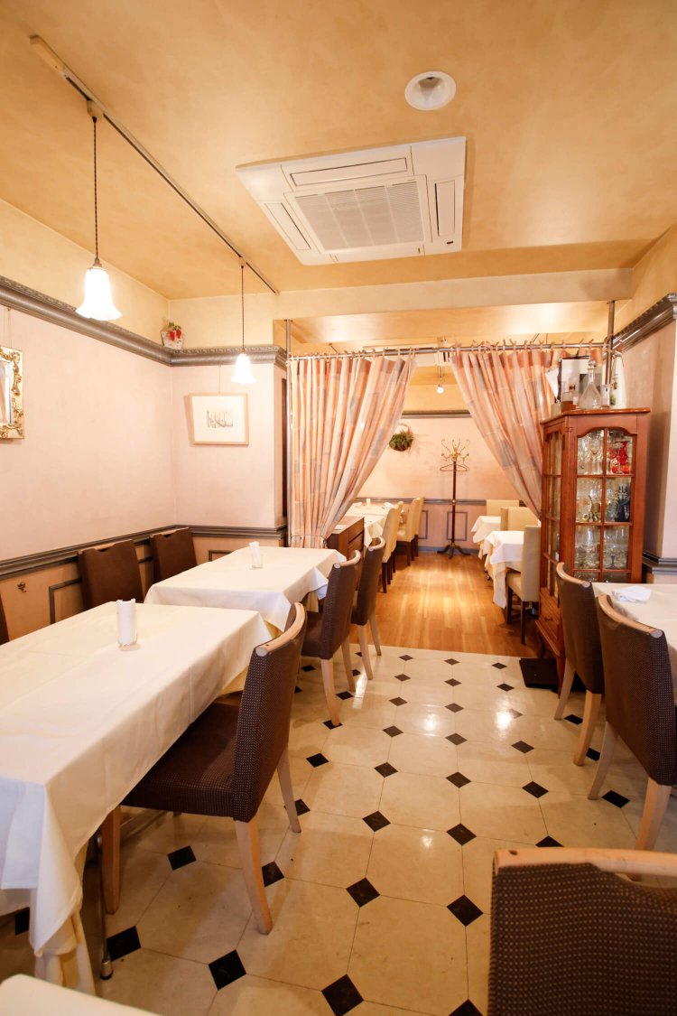 照明などインテリアはイタリアから輸入したものが多い。