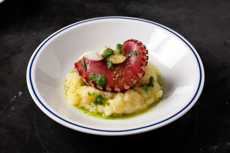 こちらも前菜の一例。明石産真ダコとじゃがいもの温菜1500円。