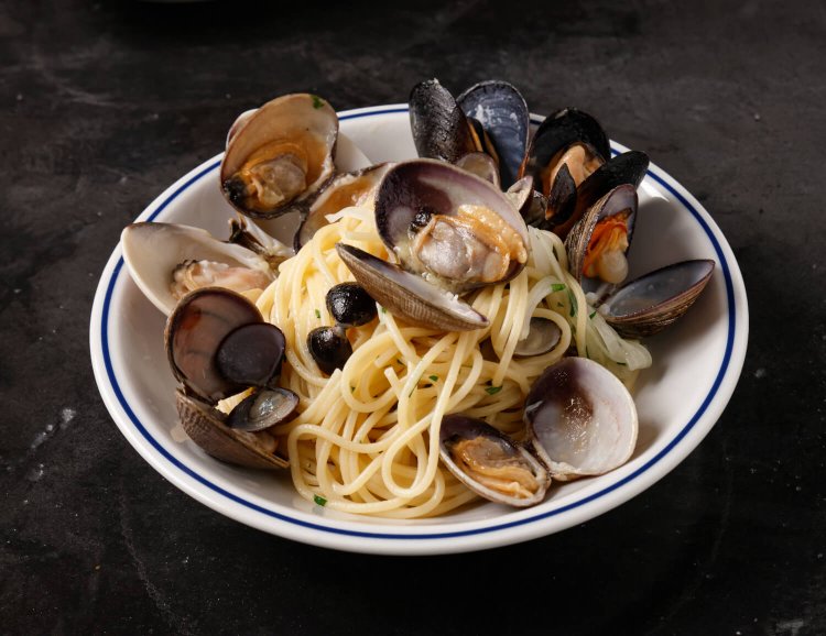 ランチのメイン、本日の特製パスタは2000円前後～。写真は豊洲の貝づくしペスカトーレ。