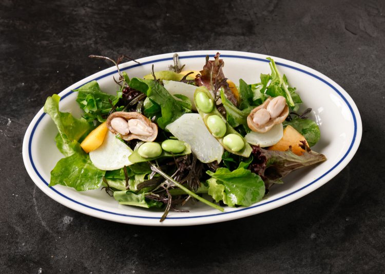 前菜から、産地直送野菜のサラダ1200円（内容は時季によって異なる）。