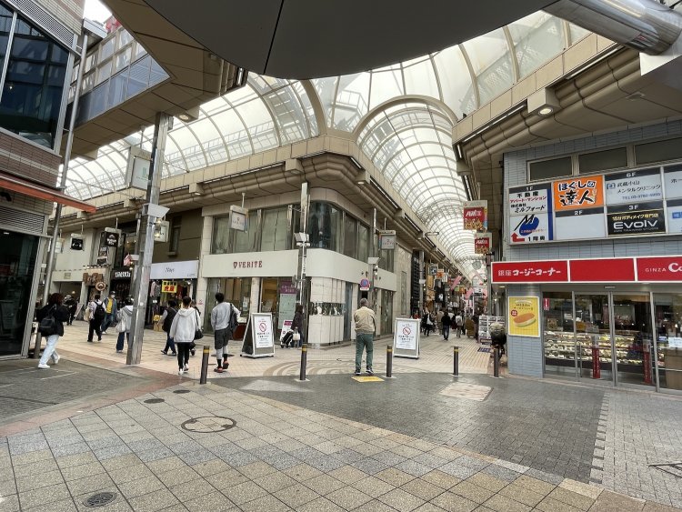 2方向に分かれている商店街・パルムの入り口。