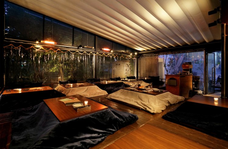 冬にはテラス席にこたつが登場！温まりながら食事を楽しめる。（写真＝店舗提供）