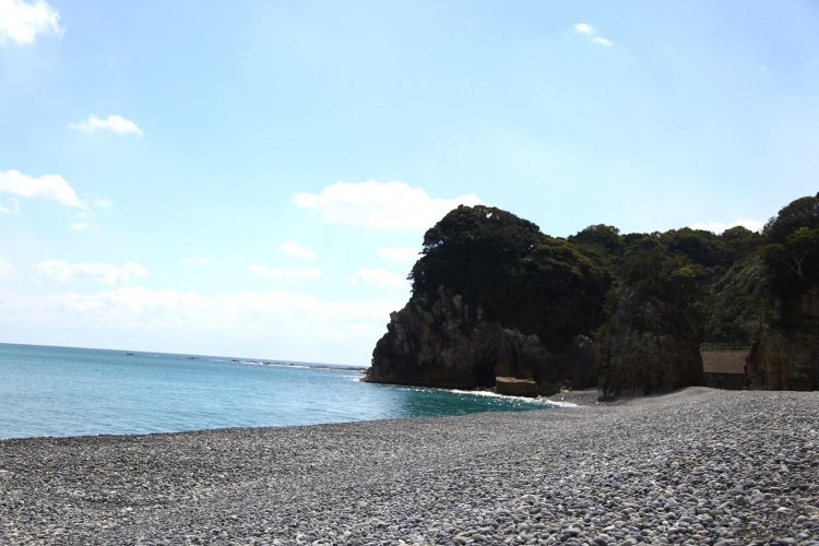 海を眺めながら、むかしの熊野詣に思いを馳せる。