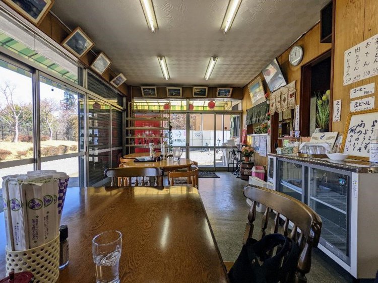 店内の様子（テーブル席）。