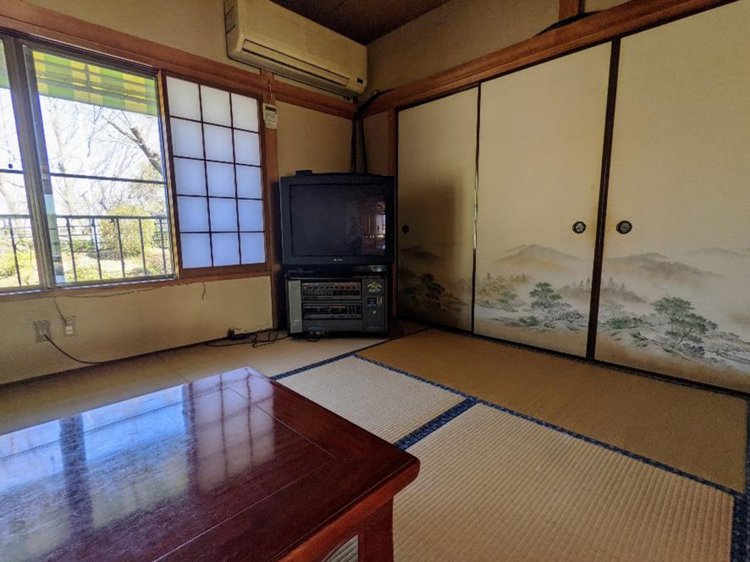 レトロなカラオケ機器も配備。