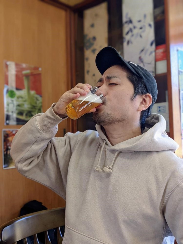 一気にビールを飲み干す筆者。