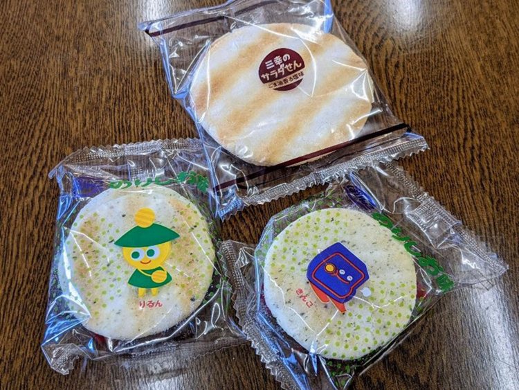 サービスでいただいたせんべい。