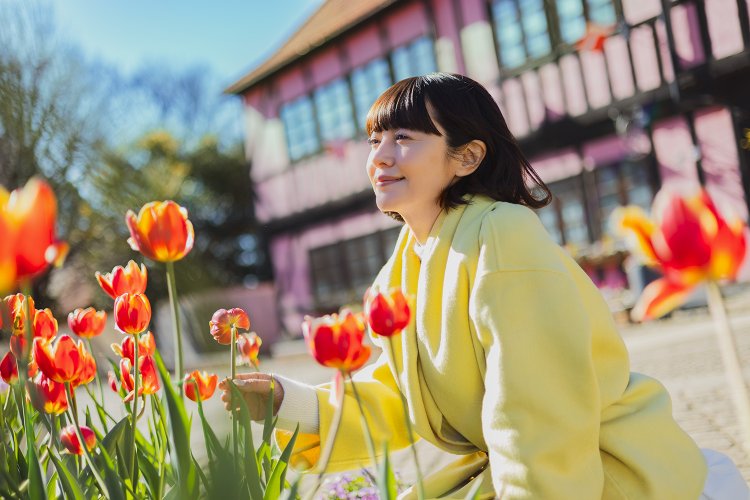 メルヘンの丘ゾーンにて。花壇の色鮮やかなチューリップにうっとり。