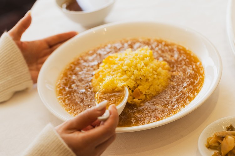 カニ肉入りふかひれあんかけ炒飯はスープ付きで2090円。