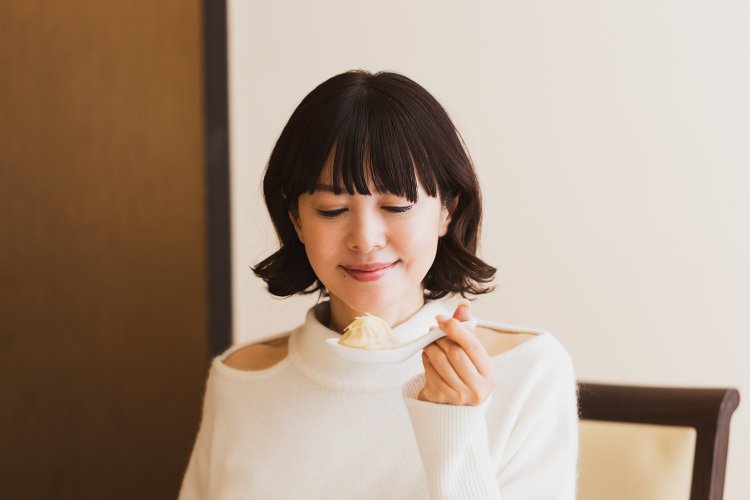 ぷりぷりした小籠包を見つめて、「いただきま～す」。