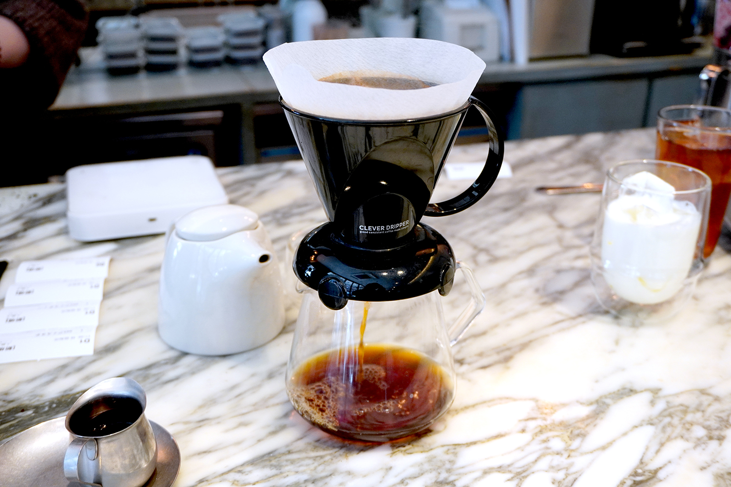 数分蒸らしてからドリッパーをサーバーの上に置くと、一気にコーヒーが抽出される。
