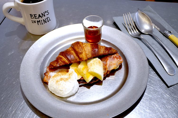 看板メニューのクロワッサンフレンチトースト1540円。セットドリンクはプラス380円～。