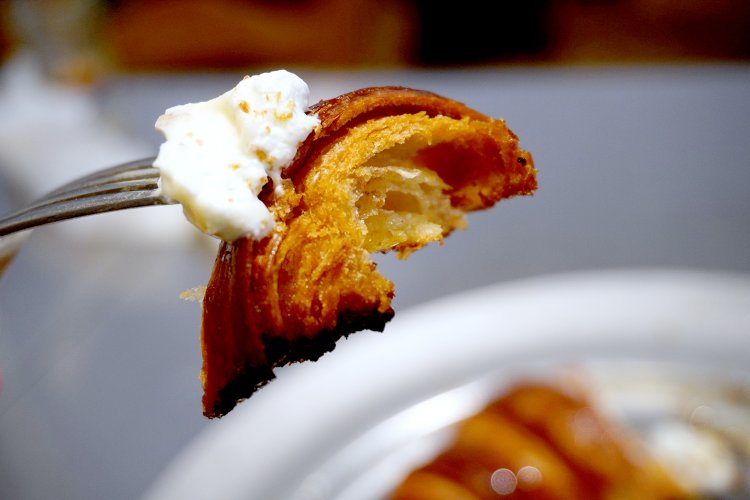 クロワッサンは軽～い歯ざわりで、いくつでも食べられそう。