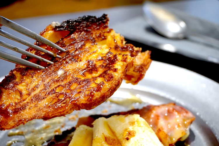 クロワッサンのカット面がフレンチトーストに。表面のザクザク感と裏面のふわふわ感がたまらなく美味！