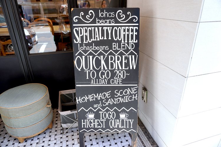 テイクアウトのドリップホットコーヒーは350円。スイーツも持ち帰りOK。