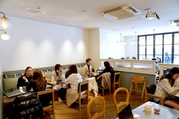 開店から早くも満席状態！　20代の女性を中心に若者や外国人など、さまざまな客でにぎわっている。