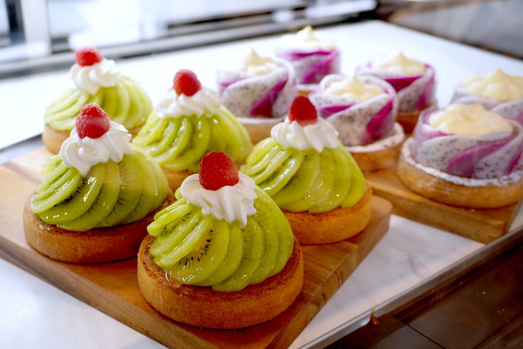 カウンター横のガラスケースに並ぶこだわりのスイーツは、すべて専属のパティシエが1人で手がけている。