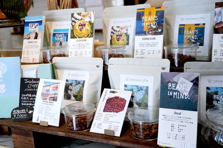 ビルの地下1階にあるコーヒーラボで焙煎。厳選したコロンビア産のコーヒー豆だけを取り扱っている。