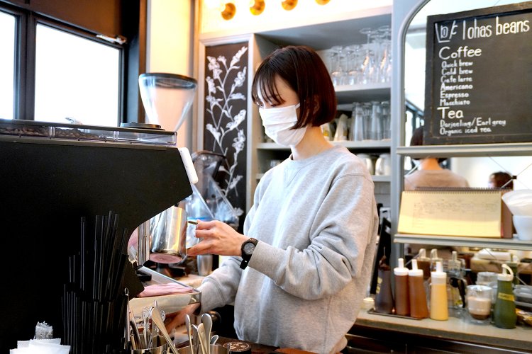 「この店が街に暮らす方やオフィスワーカーの方たちの日常に溶け込むように」と願う小池さん。