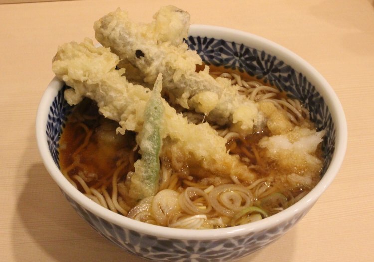 ごぼう天そば680円。