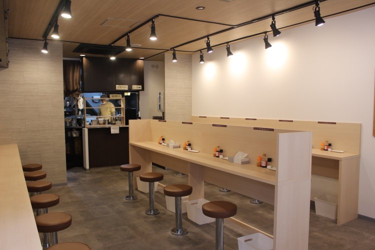 席の間は広くとられ、ゆったりそばを楽しめる。女性も安心。