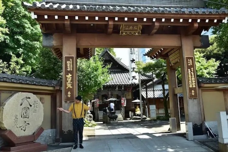 目黒駅前の急坂に立つ大円寺。