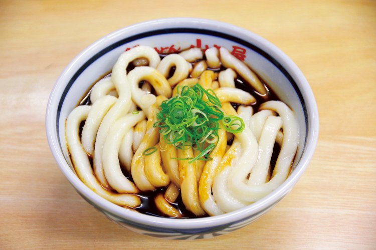 店の発祥は江戸時代といわれる伊勢うどん。麺の由来は諸説あるが古くから旅人の胃と心を満たしてきた。写真は『名代伊勢うどん 山口屋』のいせうどん。（写真＝玉置標本）