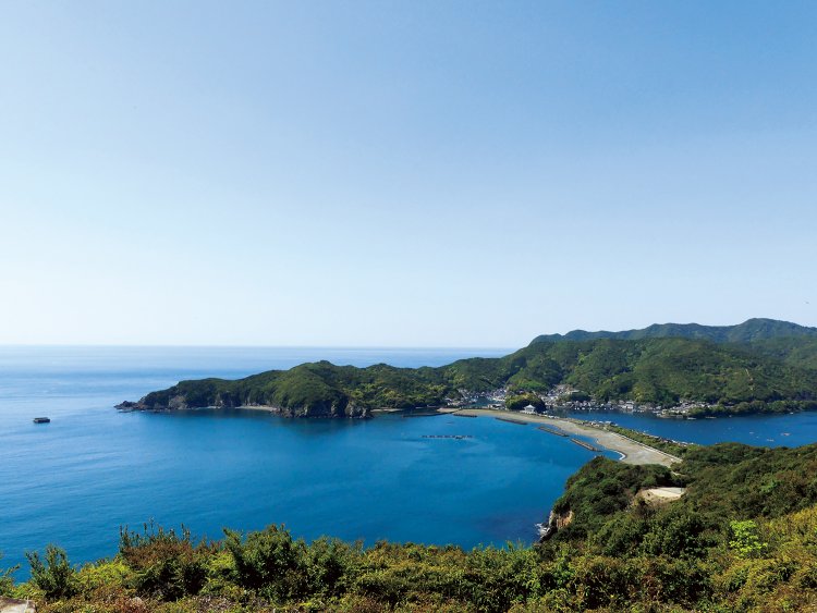 海抜約150ｍ。五ヶ所湾や弧を描く相賀浦（おおかうら）ニワ浜など、南伊勢町を一望できる南海展望公園。