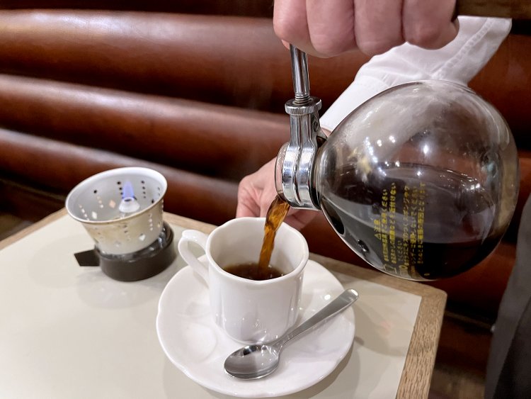 撮影のためにサイフォンをテーブルの上に置いているが、基本的には厨房で淹れたコーヒーをカップに注いで提供している。