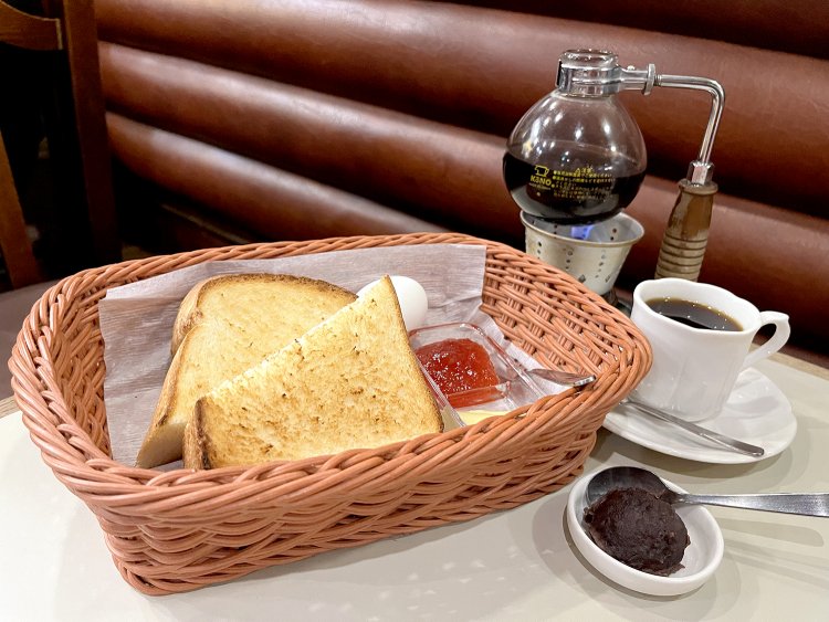 東京駅直結！ 八重洲地下街最古の喫茶店『アロマ珈琲』でサイフォンコーヒーといただくモーニング｜さんたつ by 散歩の達人