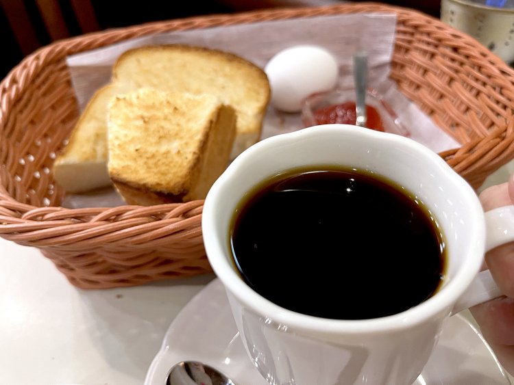 苦味とコクのアロマブレンド。モーニングを注文すると1杯おかわりできる。