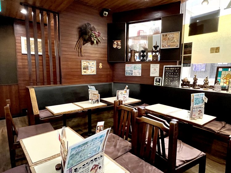 壁際のソファ席はゆったりと座れると人気がある。