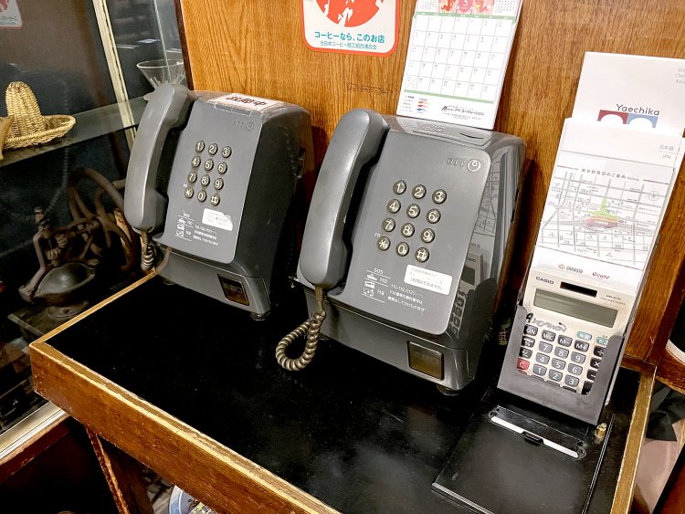 八重洲地下2番通り側の出入り口にあるコイン式公衆電話。今ではすっかり珍しくなりました。