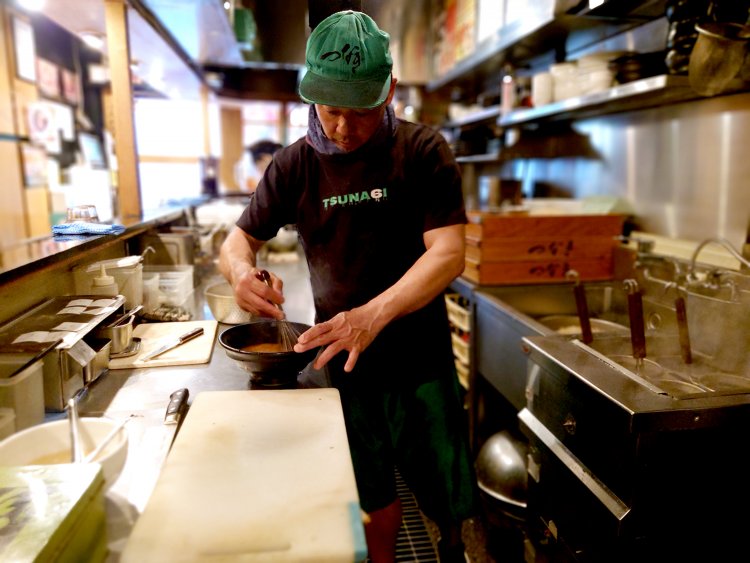 シャカシャカと味噌ダレを溶く音が心地よい♪