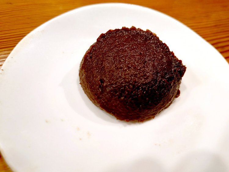 濃厚な味噌ラーメン900円と同じ6種類の味噌をブレンドしたオリジナルの味噌ダレ。これを朝は清湯スープに合わせて提供する。