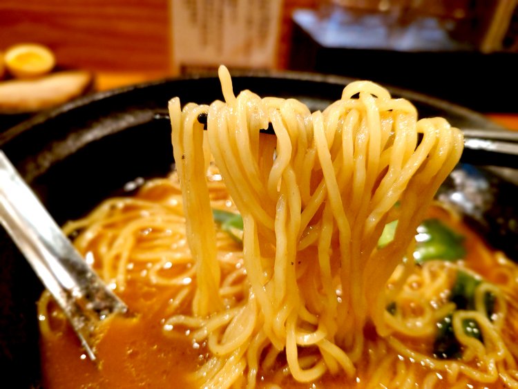 朝ラー用の細麺とあっさりだけど旨味あふれるスープ。麺とスープだけで大満足のクオリティ。