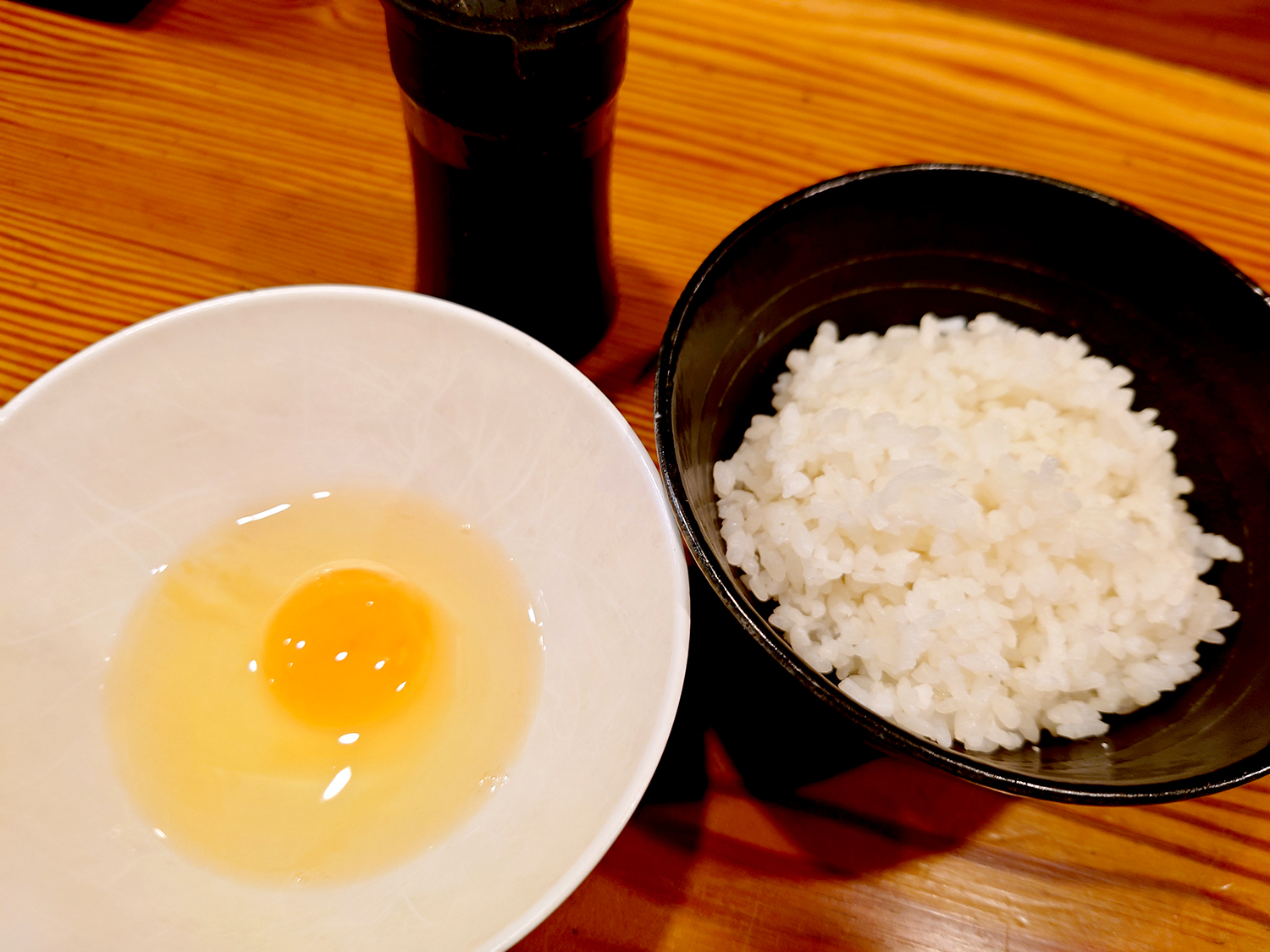 朝TKG 100円。小ぶりな卵は旨味が濃厚！ 特製醤油やスープをかけてもおいしい。