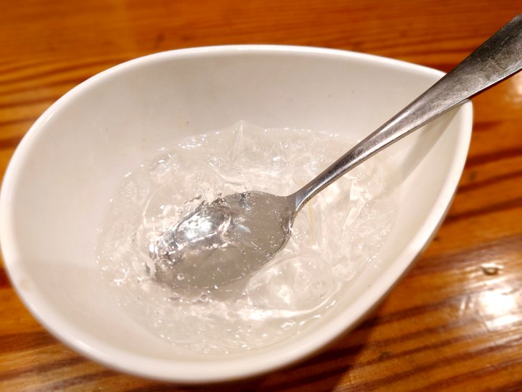 ラーメンを食べ終えたところで提供される女性限定サービスのデザート。レモンゼリーでお口さっぱり♪