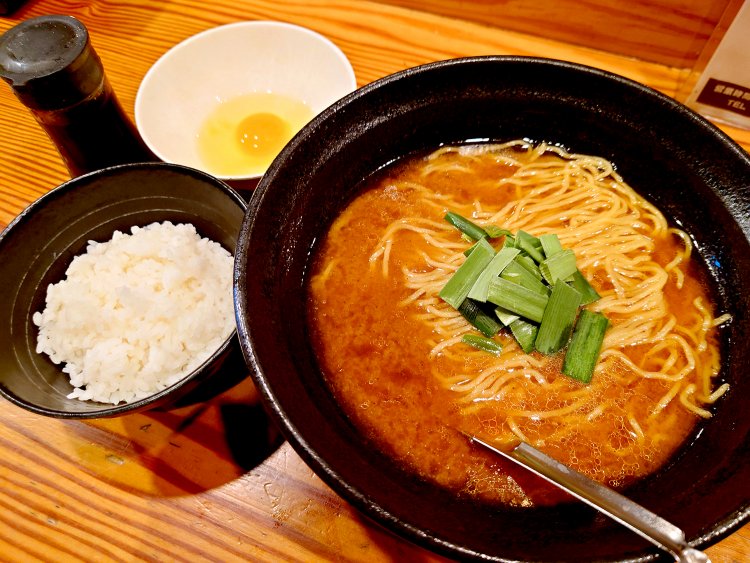 朝味噌ラーメン600円と朝TKG100円。